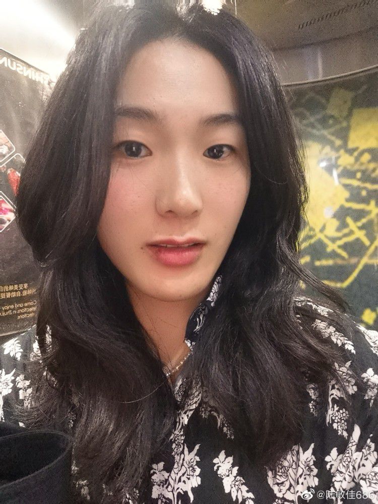 本场比赛，勇士外线手感掉线，他们全队三分33投仅8中，本赛季首次单场三分命中数不足10个。